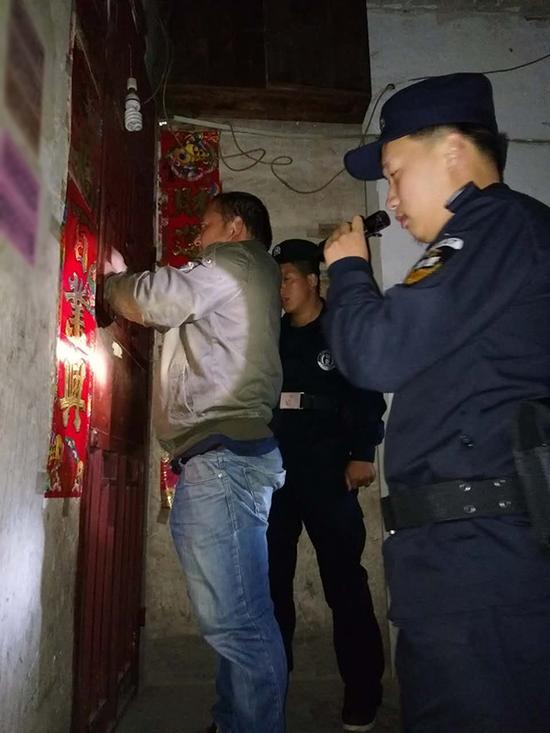 榕江县粗心妈妈误将幼女锁家中 